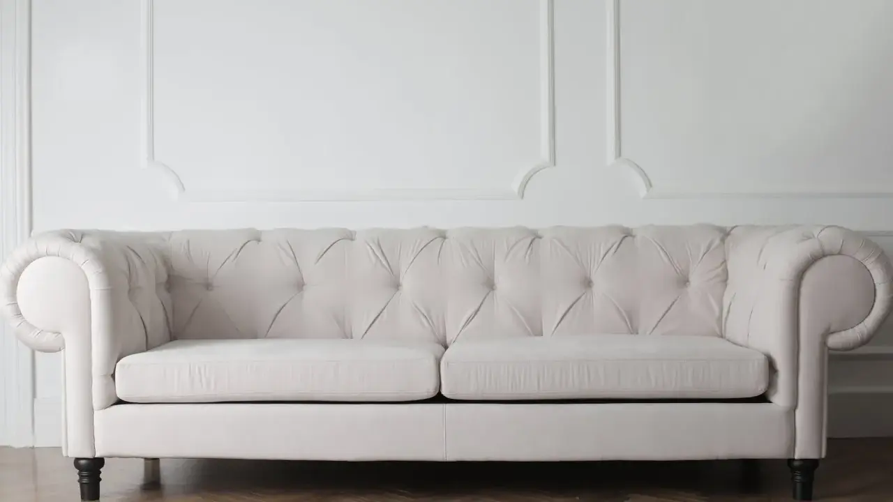 Canapé Chesterfield beige, idéal pour estimer le tarif pour déménager un canapé.