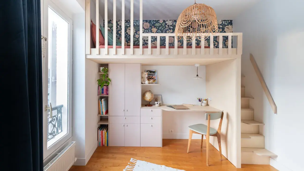 Une chambre d'ado fille avec lit mezzanine, bureau, rangements et escalier. Une belle idée pour optimiser l'espace.