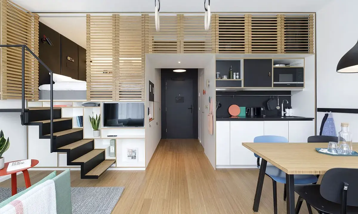 Aménagement appartement moderne : lit en mezzanine, escalier, cuisine, salle à manger. L'espace est optimisé avec des cloisons en bois.