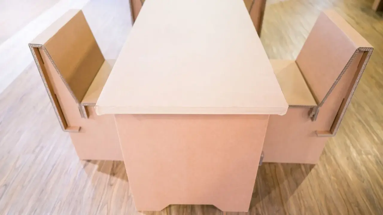 Ensemble table et bancs en carton, une solution de deco originale et écologique.