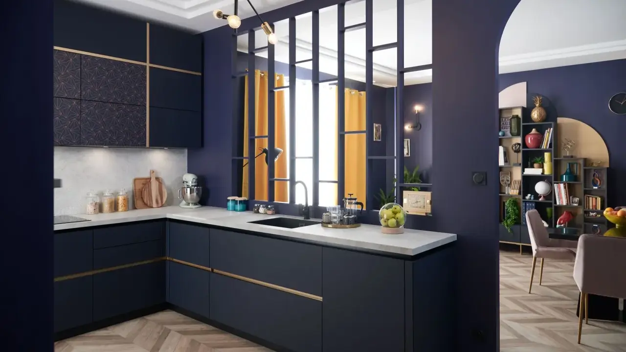 Cuisine moderne bleu nuit avec une **entrée directe dans la cuisine** par une verrière. Plan de travail en marbre, parquet chevron.