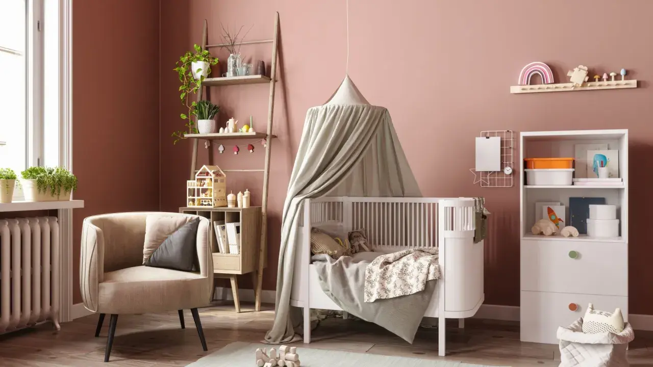 Une chambre bébé DIY chaleureuse avec un lit blanc, un fauteuil confortable, une étagère murale décorée et des jouets en bois.