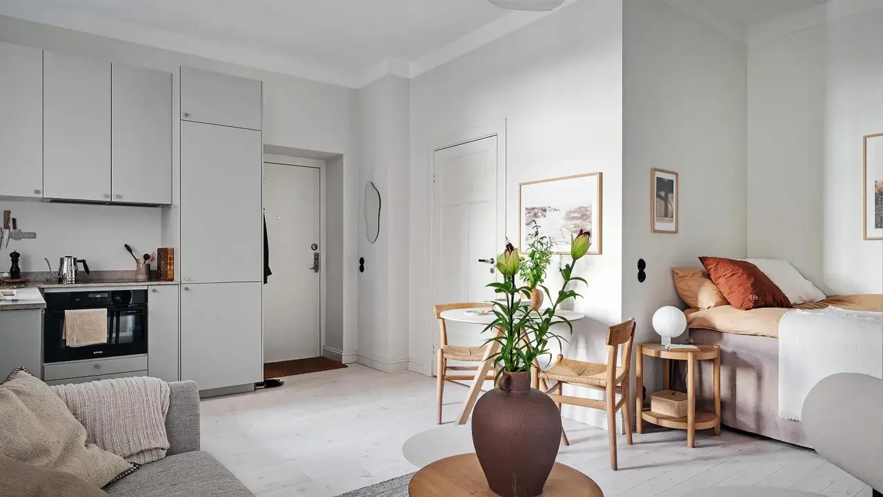 Studio 28 m2 lumineux avec cuisine intégrée, coin repas, salon et lit confortable.