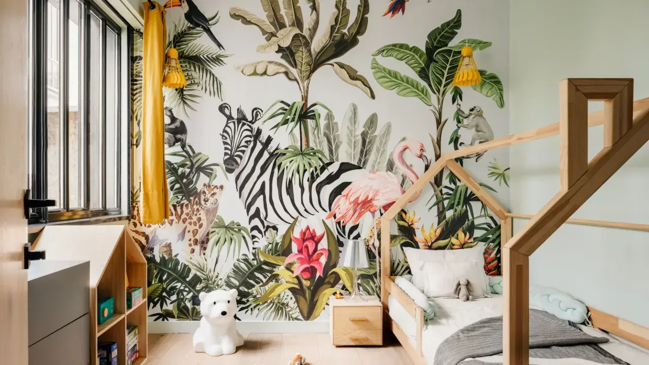 Une chambre d'enfant avec un mur jungle : zèbre, flamant rose, léopard, singe, toucan. Une excellente idée déco chambre enfant pour une aventure tropicale !
