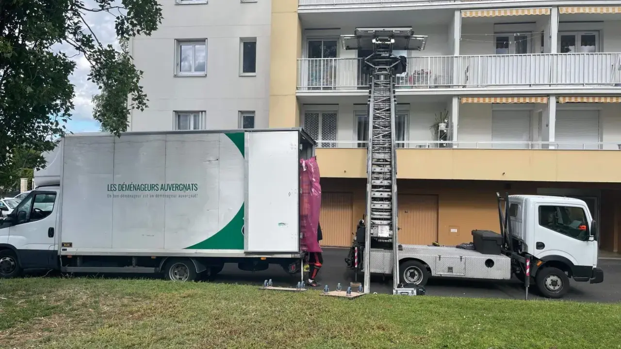 Déménagement en cours avec un monte-meubles. Pour savoir comment remplir une lettre de voiture, consultez les documents de transport.