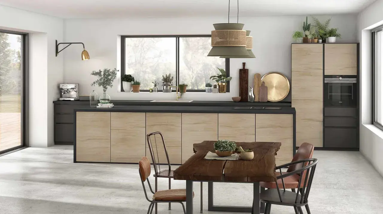 Une cuisine moderne avec des meubles en bois clair et des touches de noir. La table en bois brut et les chaises créent une ambiance chaleureuse, parfaite pour la deco cuisine.