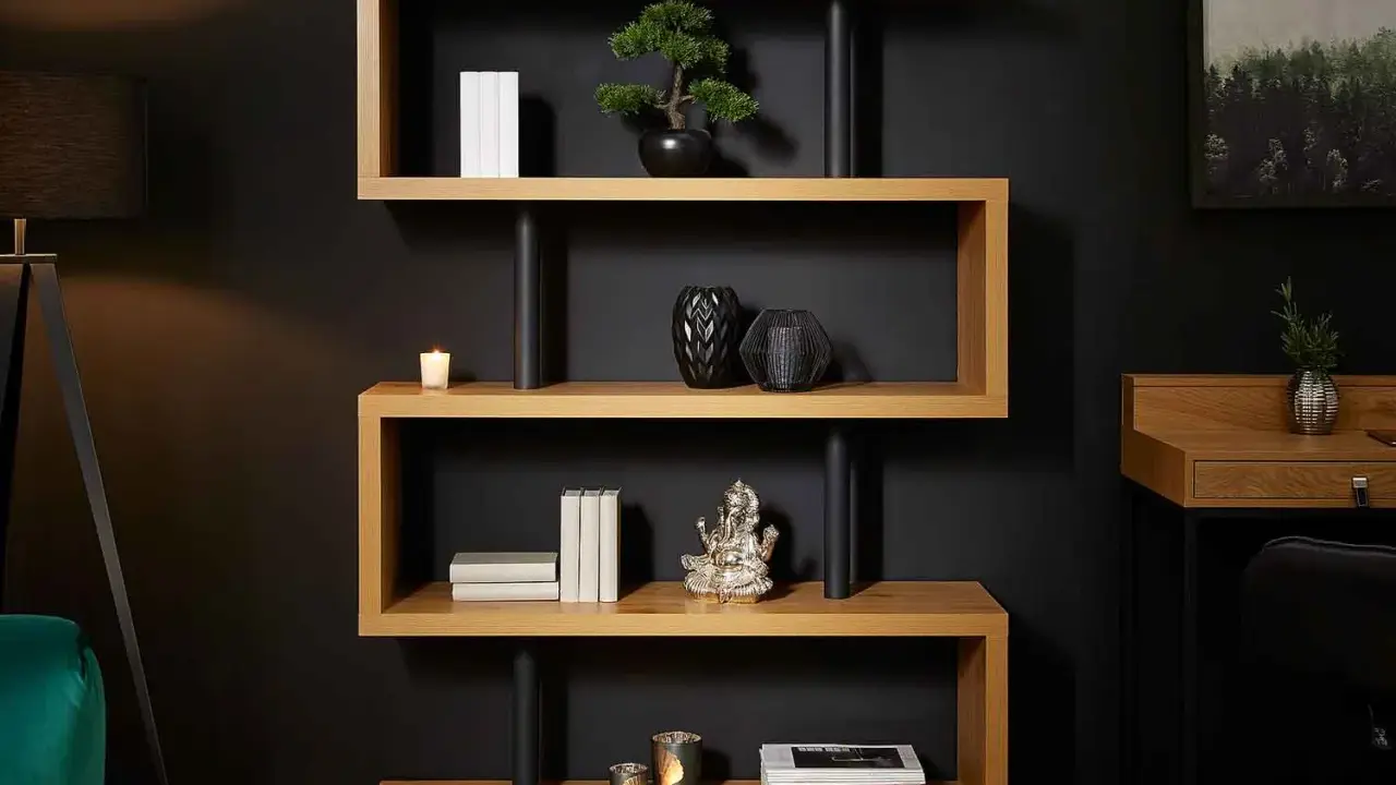 Étagère en bois aux formes décalées, une idée bibliothèque originale. Elle expose livres, vases et une statuette.
