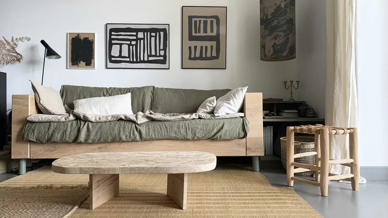 Idée pour fabriquer une table basse originale : un plateau en bois brut aux formes douces, posé sur des pieds minimalistes. Un style épuré pour un salon cosy.
