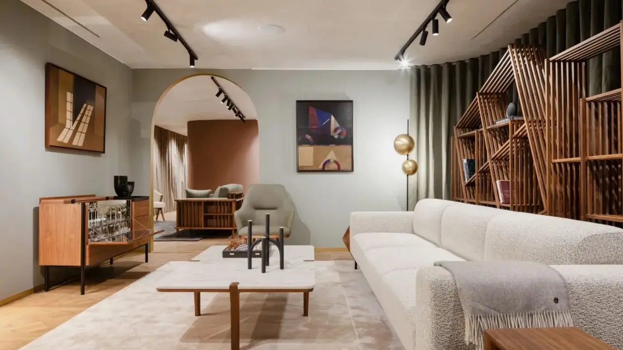Salon moderne avec canapé blanc texturé, table basse en marbre et bois, et étagère design. Une parfaite illustration de la tendance déco actuelle.