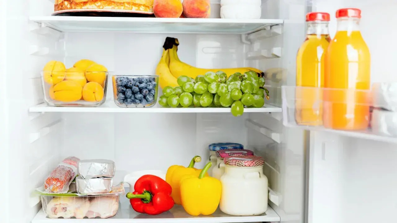 Comment ranger son frigo congélateur en bas : fruits, légumes, viandes et jus bien organisés sur les étagères.