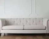 Canapé Chesterfield beige, idéal pour estimer le tarif pour déménager un canapé.