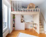 Une chambre d'ado fille avec lit mezzanine, bureau, rangements et escalier. Une belle idée pour optimiser l'espace.