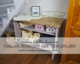 Un meuble ancien relooké en moderne, avec des paniers et boîtes de rangement. Idées pour vos relookings de meubles.