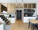 Aménagement appartement moderne : lit en mezzanine, escalier, cuisine, salle à manger. L'espace est optimisé avec des cloisons en bois.