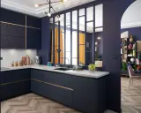 Cuisine moderne bleu nuit avec une **entrée directe dans la cuisine** par une verrière. Plan de travail en marbre, parquet chevron.