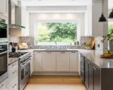 Plan d'une cuisine de 20m2 moderne avec îlot central, évier sous fenêtre, et électroménager en inox.