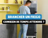 Un homme branche un frigo. Combien de temps attendre avant de le mettre en marche après un transport couché ?
