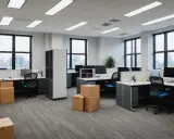 Bureau moderne prêt pour un transfert, avec des boîtes en carton empilées.