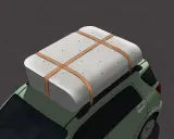 Un matelas est solidement attaché sur le toit d'une voiture verte, prêt pour le transport. Il montre comment rouler un matelas pour le transporter efficacement.