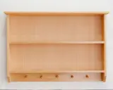 Étagère murale en bois clair, idéale pour fabriquer une bibliothèque personnalisée. Elle possède deux étagères et des patères en dessous.