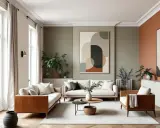 Salon moderne avec canapés blancs, meubles en bois, plantes vertes et un grand tableau abstrait sur un mur blanc.
