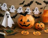 Déco halloween pas cher à faire soi-même : fantômes, citrouilles en papier, chauves-souris et lanterne orange.