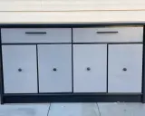 Meuble bas gris et noir avec deux tiroirs et quatre portes. Idéal pour savoir comment vendre ses meubles rapidement.