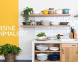 Cuisine minimaliste, un exemple de home staging réussi avec vaisselle épurée et touches végétales.