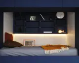 Un lit confortable dans une alcôve bleue, avec des étagères remplies d'objets décoratifs. Parfait pour refaire sa chambre avec style.