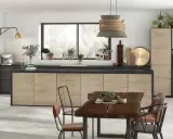 Une cuisine moderne avec des meubles en bois clair et des touches de noir. La table en bois brut et les chaises créent une ambiance chaleureuse, parfaite pour la deco cuisine.