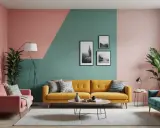 Salon moderne avec un mur deux couleurs différentes, rose et vert d'eau, agrémenté de tableaux. Canapés colorés et plantes vertes.