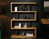 Étagère en bois aux formes décalées, une idée bibliothèque originale. Elle expose livres, vases et une statuette.