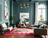 Salon aux murs bleu canard, tapis fuchsia audacieux et mobilier moderne. Une ambiance chic qui pourrait bien être la couleur tendance 2026.