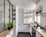 Plan d'une petite cuisine en U moderne et lumineuse, avec des placards blancs, un plan de travail en bois et un carrelage métro.