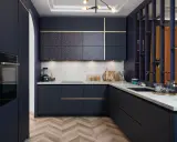 Cuisine moderne bleu nuit avec plan de travail en béton ciré. Une belle idée aménagement cuisine avec des portes à motifs géométriques et des touches dorées.