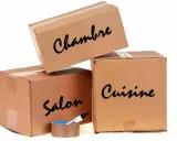Trois cartons de déménagement gratuits, étiquetés "Chambre", "Salon" et "Cuisine", prêts pour un nouveau départ.