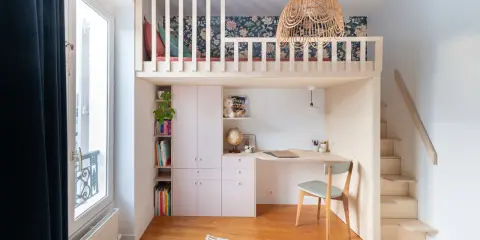 Une chambre d'ado fille avec lit mezzanine, bureau, rangements et escalier. Une belle idée pour optimiser l'espace.