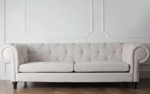 Canapé Chesterfield beige, idéal pour estimer le tarif pour déménager un canapé.