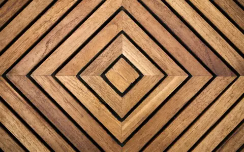 Motif géométrique en marqueterie contemporaine, alternant des bandes de bois brun clair et foncé formant des losanges imbriqués.