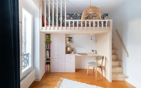 Une chambre d'ado fille avec lit mezzanine, bureau, rangements et escalier. Une belle idée pour optimiser l'espace.