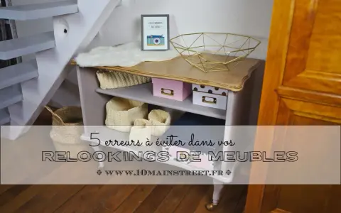 Un meuble ancien relooké en moderne, avec des paniers et boîtes de rangement. Idées pour vos relookings de meubles.