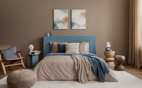 Une peinture de chambre adulte apaisante avec un lit douillet, un fauteuil en rotin et des œuvres d'art abstraites.