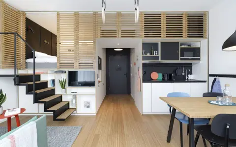 Aménagement appartement moderne : lit en mezzanine, escalier, cuisine, salle à manger. L'espace est optimisé avec des cloisons en bois.
