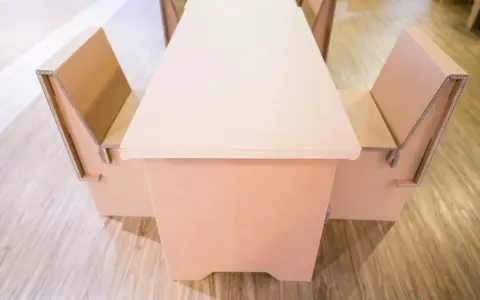 Ensemble table et bancs en carton, une solution de deco originale et écologique.