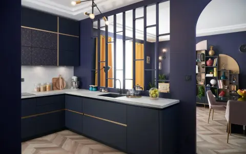 Cuisine moderne bleu nuit avec une **entrée directe dans la cuisine** par une verrière. Plan de travail en marbre, parquet chevron.