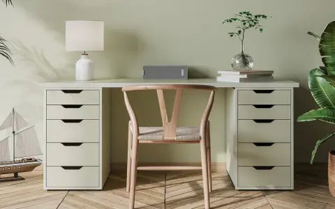 Un bureau DIY épuré avec une chaise en bois, une lampe, un haut-parleur et une plante.