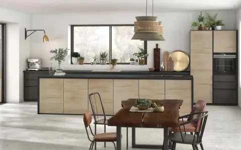 Une cuisine moderne avec des meubles en bois clair et des touches de noir. La table en bois brut et les chaises créent une ambiance chaleureuse, parfaite pour la deco cuisine.