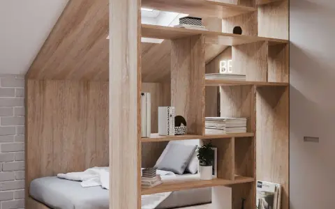 Une étagère en bois sépare astucieusement une petite chambre en deux, créant un coin nuit cosy et un espace de rangement.