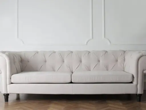 Canapé Chesterfield beige, idéal pour estimer le tarif pour déménager un canapé.