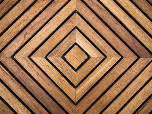 Motif géométrique en marqueterie contemporaine, alternant des bandes de bois brun clair et foncé formant des losanges imbriqués.
